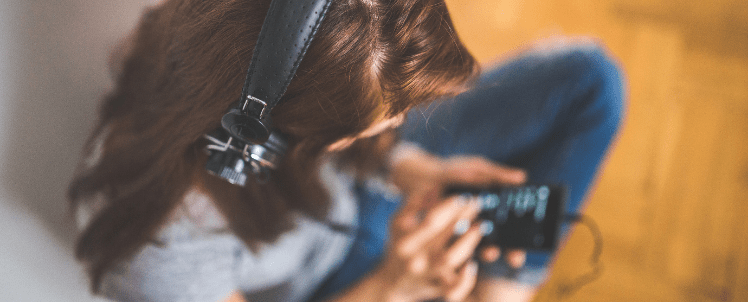 girl-listening-to-turkish-audio